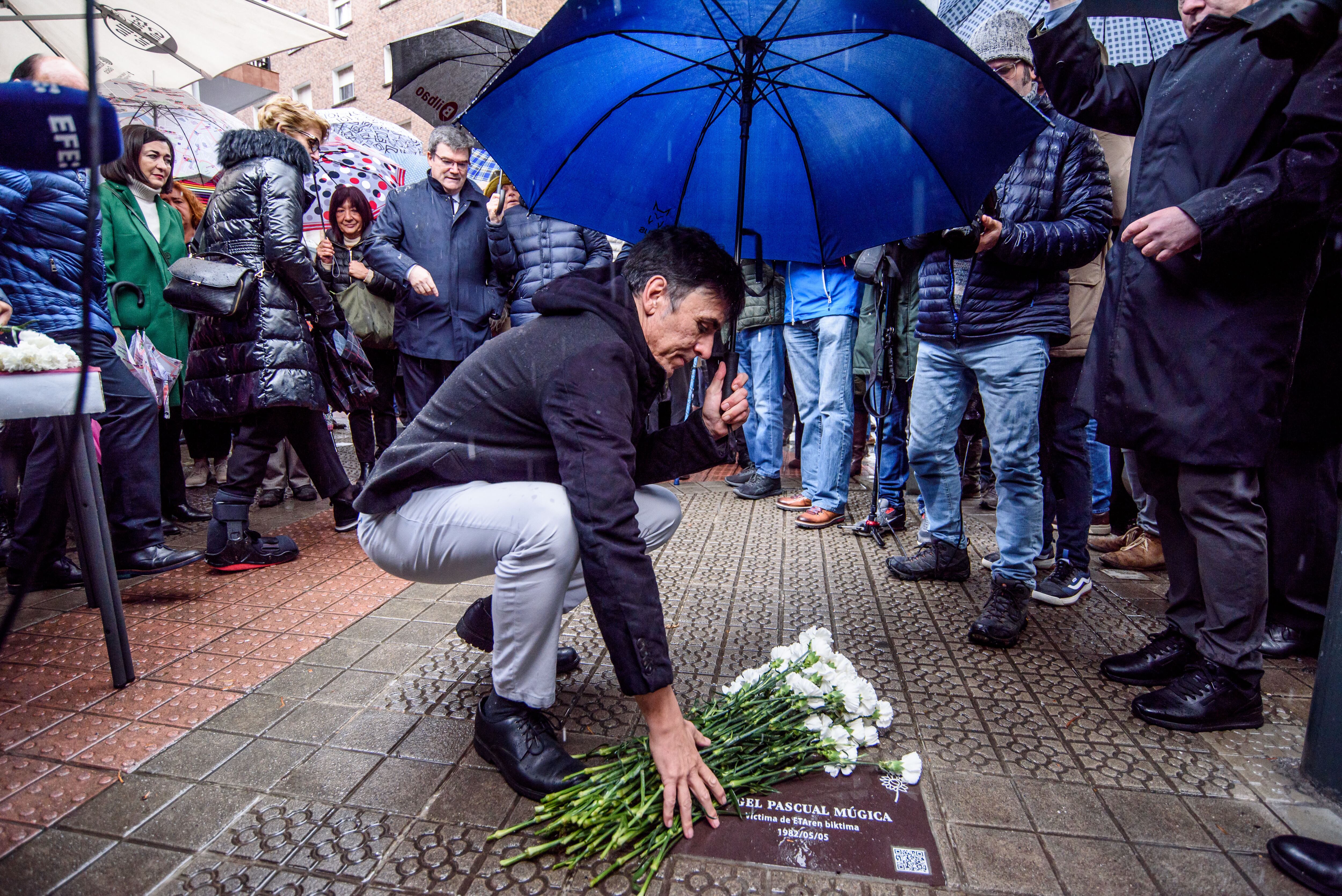 BILBAO, 19/11/2022.- Iñigo Pascual Ramos, el hijo de Ángel Pascual Múgica, ingeniero de la central nuclear de Lemoiz asesinado por ETA en 1982, acaricia la placa colocada en recuerdo de su padre siendo esta la primera en recuerdo de una víctima del terrorismo que se ha instalado en la capital vizcaína. EFE/Javier Zorrilla
