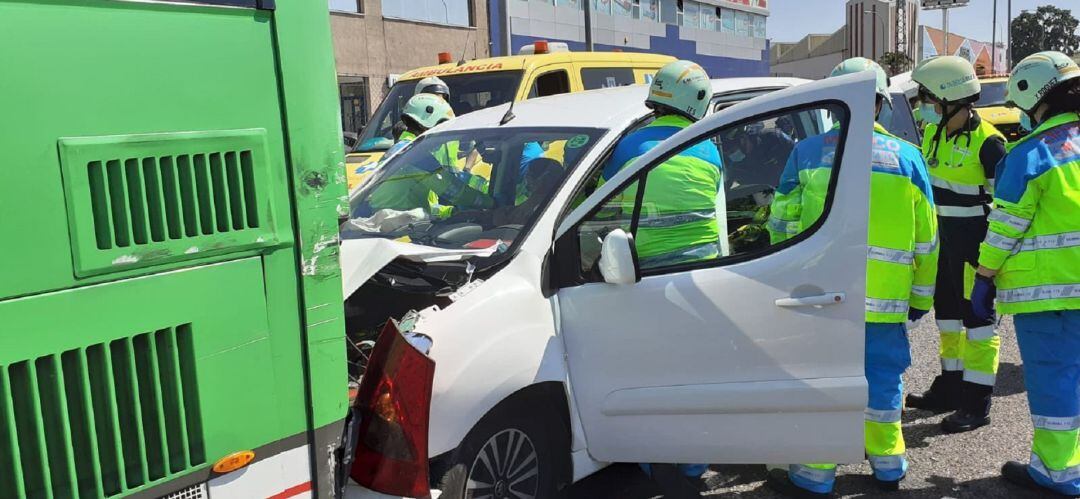 Uno de los coches empotrado contra el autobús
