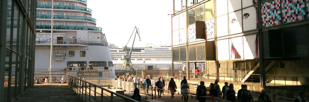 Cruceristas llegando a la ciudad. A Coruña