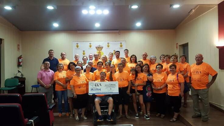 Isabel Molina, presidenta de la Asociación Juntos Contra la ELA: "Hemos obtenido 25.000 euros gracias a la colaboración de los vecinos, el Ayuntamiento de Torredonjimeno y algunos adyacentes".