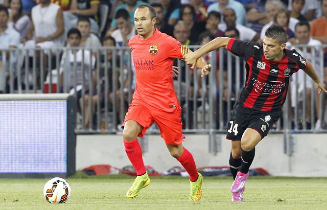 Iniesta se lleva la pelota