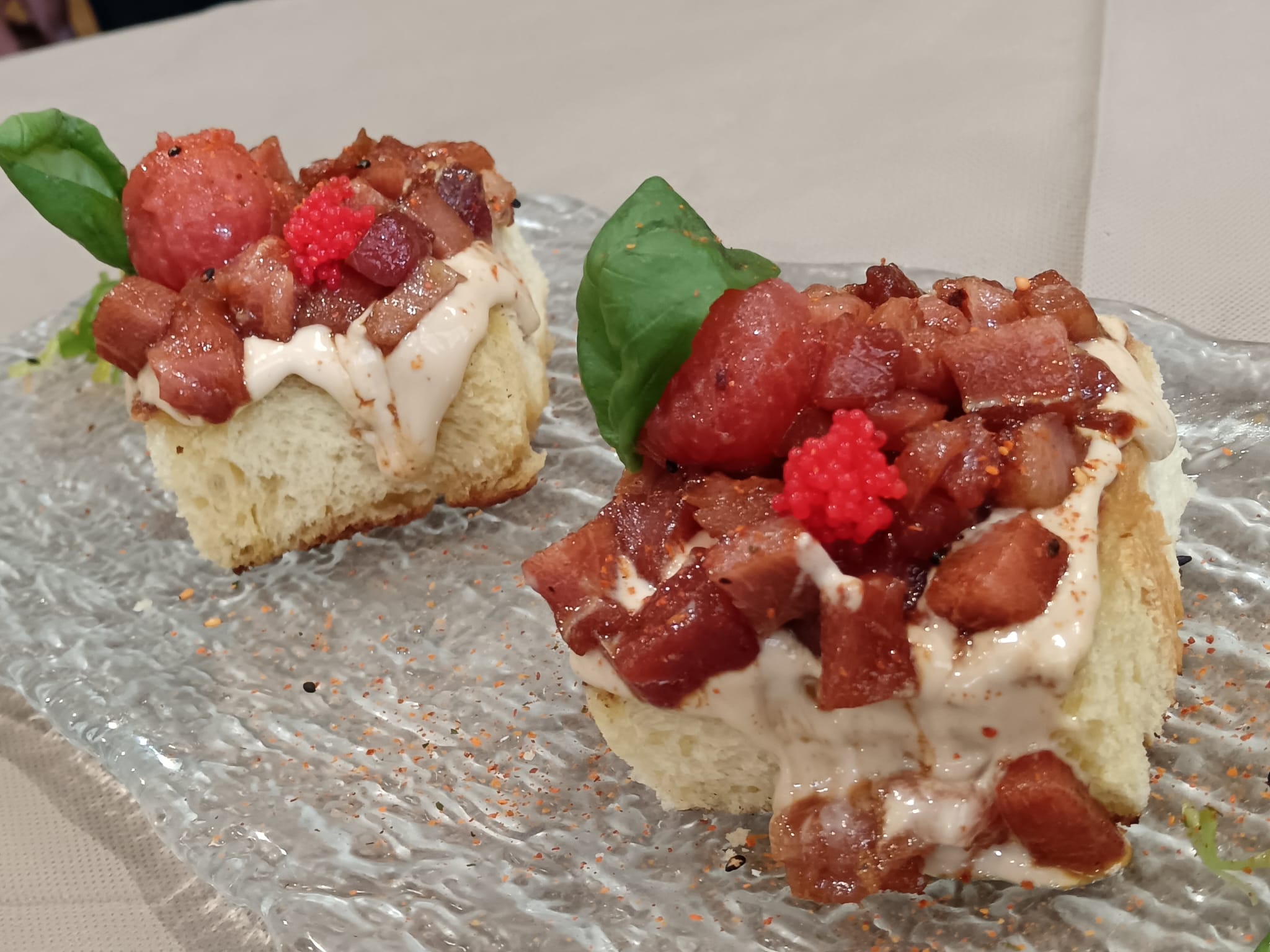 Brioche con atún rojo, mantequilla tostada y huevas de pez volador