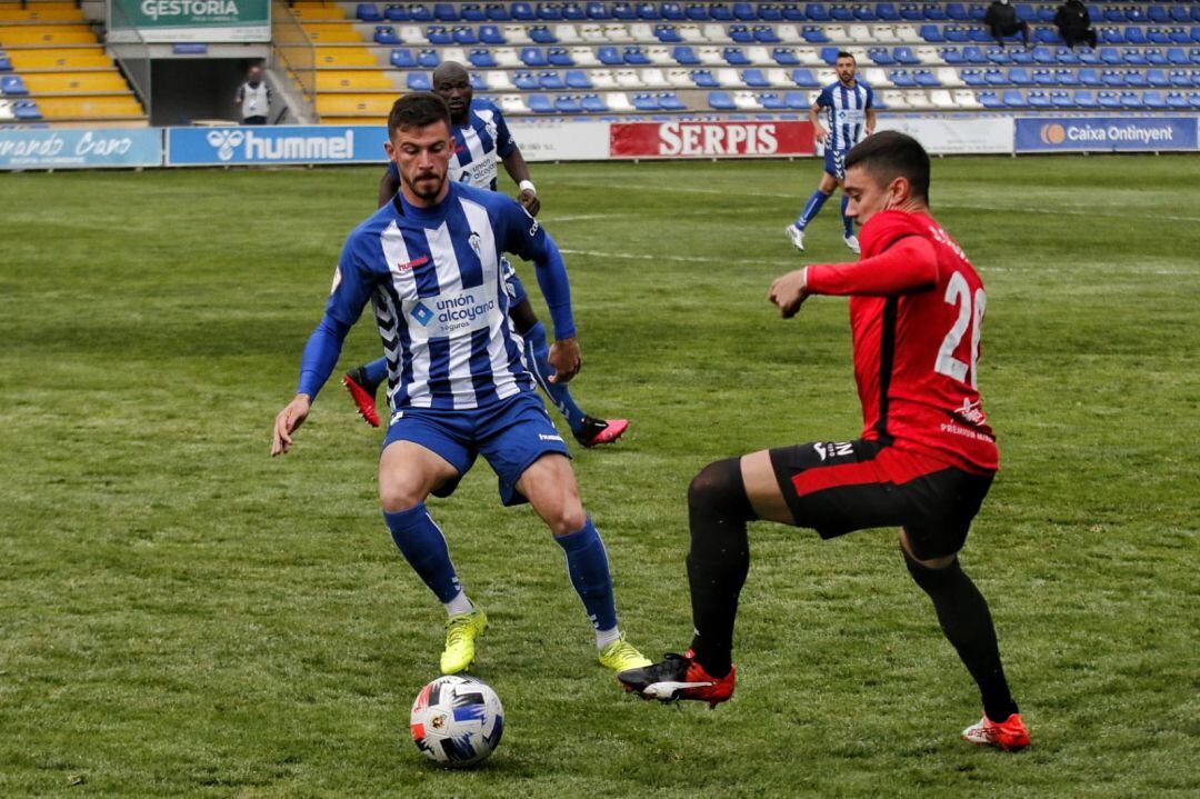Solbes disputando un balón durante el partido contra La Nucía en El Collao.