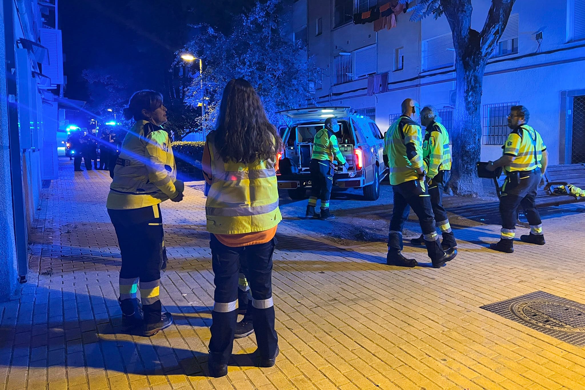 Efectivos del SAMUR-PC realizaron maniobras de reanimación a una mujer, de 30 años aproximadamente, que ha fallecido en el rellano de la escalera de un edificio de la calle Doña Francisquita en el barrio de Villaverde, en Madrid, como consecuencia de varias heridas de arma blanca. EFE/Emergencias Madrid