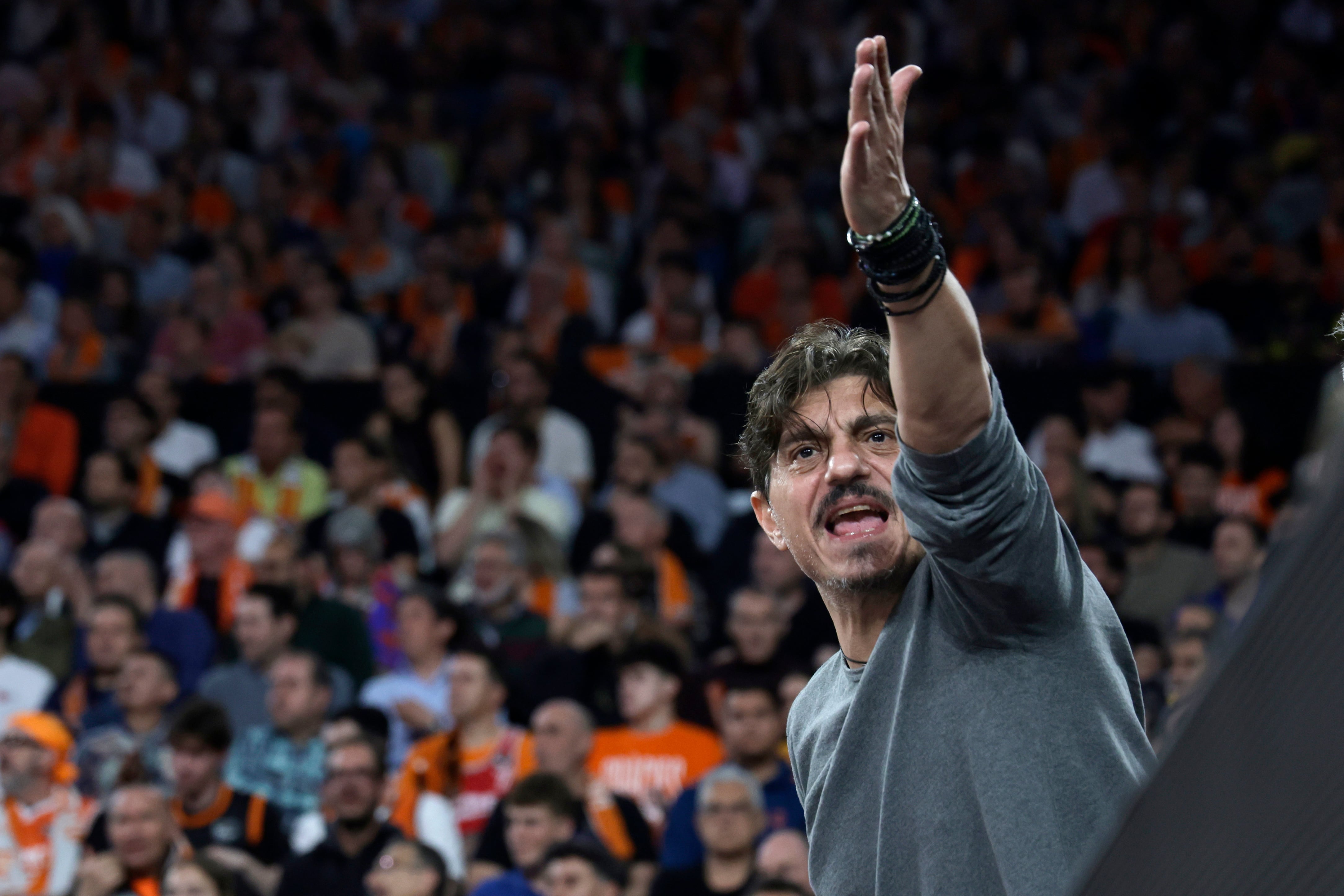 VALENCIA, 28/04/2026.- El propietario de Panathinaikos Dimitris Giannakopoulos durante el primer partido de cuartos de final de la EuroLiga que Valencia Basket y Panathinaikos BC disputan este martes en el Roig Arena, en Valencia. EFE/Miguel Ángel Polo.