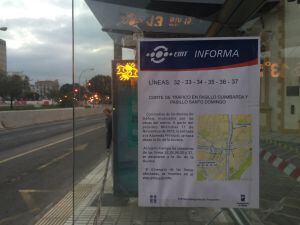 Usuarios de los autobuses despistados por el cambio de ruta de la mayoría de las líneas de la EMT que cruzan el Centro