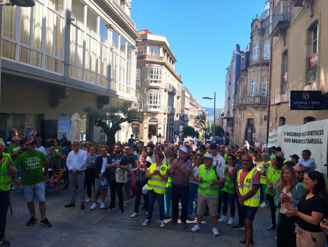 Vecinos de Mos se manifiestan delante de la sede del Celta de Vigo