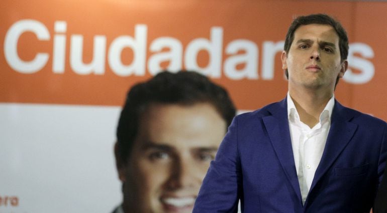 Ciudadanos&#039; (Citizens) party leader Albert Rivera gestures during a news conference following the regional and municipal elections at a hotel in Madrid, Spain, May 25, 2015. Spain&#039;s ruling People&#039;s Party (PP) took a battering in regional and local electio