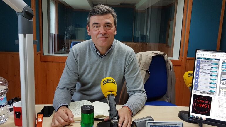 Ricardo Cortés en un estudio de Radio Santander