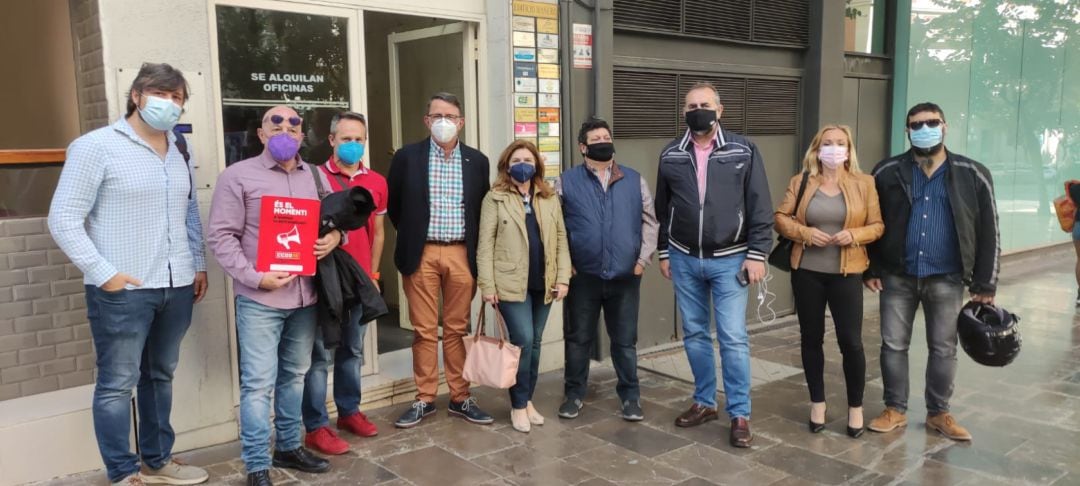 Representantes de CCOO y del comité de empresa ante la sede del Consulado francés en la Rambla de Alicante