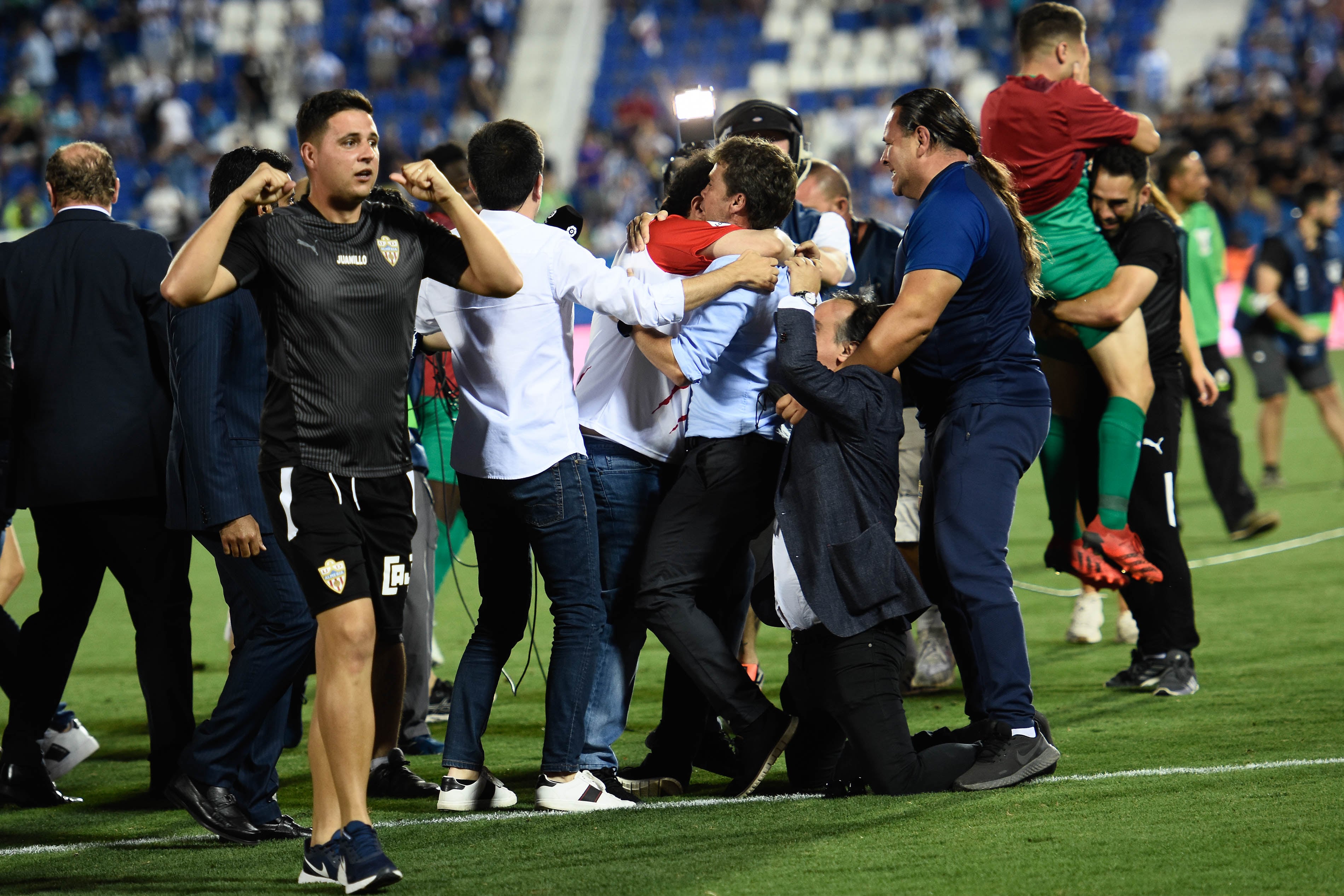 Rubi y Turki se abrazan tras alcanzar la Primera División.