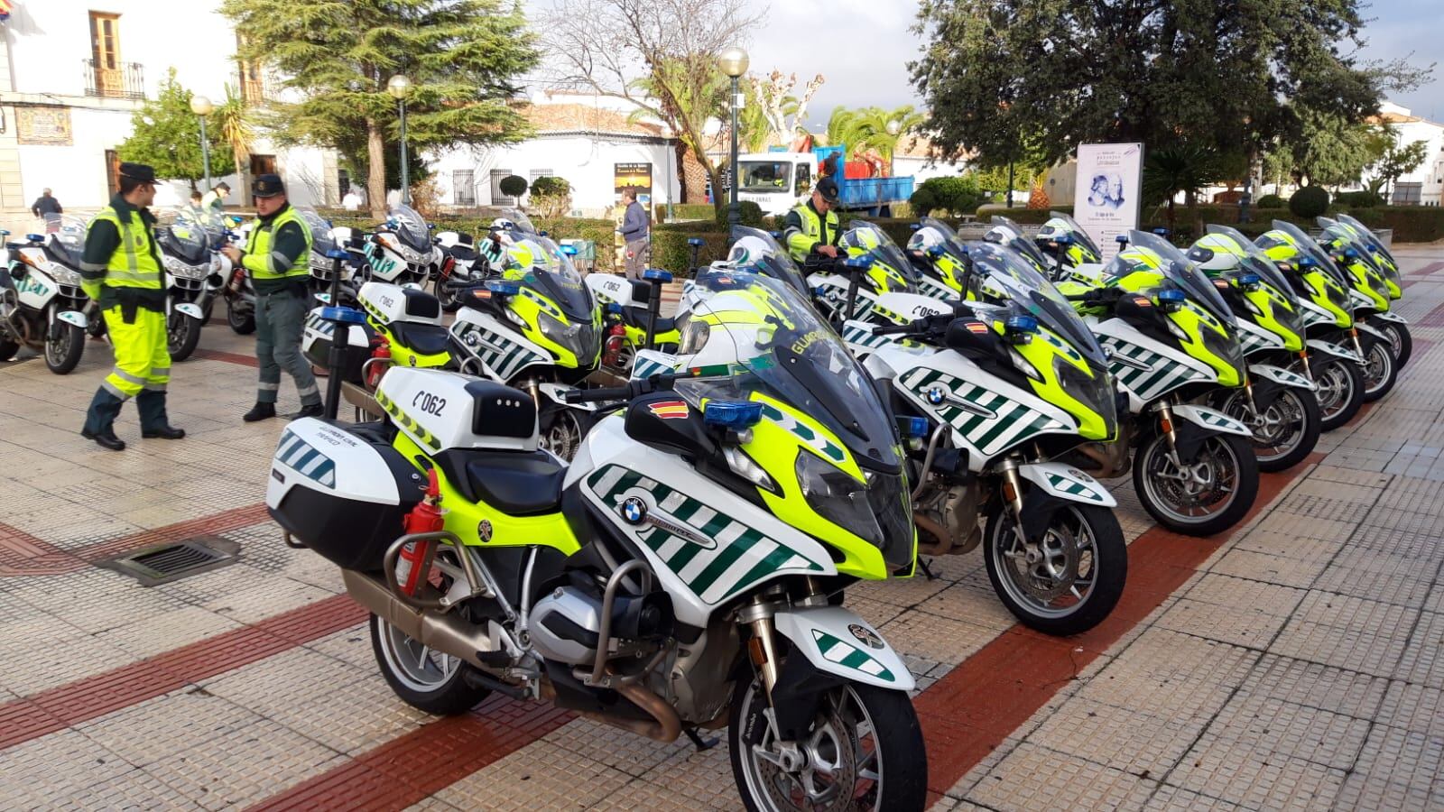 Imagen de la treintena de motos de la Guardia Civil de Tráfico en una de las localidades de la provincia de Toledo