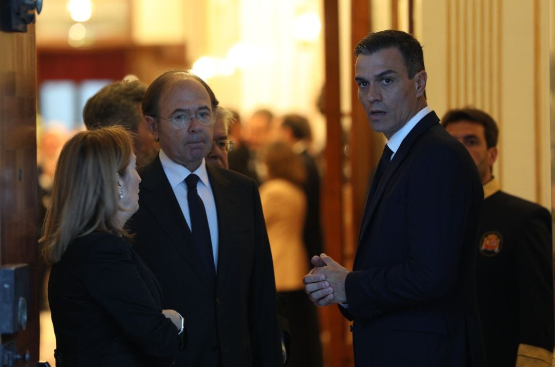 La presidenta del Congreso Ana Pastor, el presidente del Senado Pío García Escudero y el presidente del Gobierno Pedro Sánchez llegan a la capilla ardiente de Alfredo Pérez Rubalcaba en el Congreso de los Diputados en Madrid. 