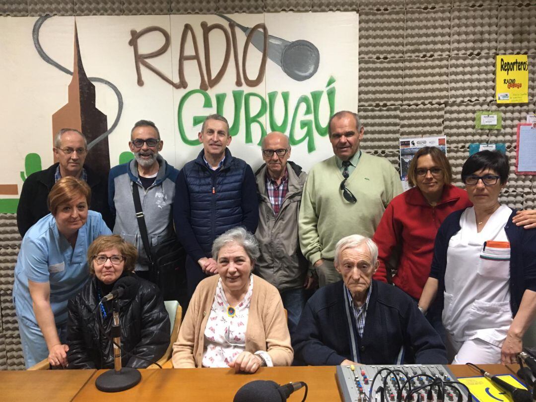 Carlos Román posa con el equipo de Radio Gurugú