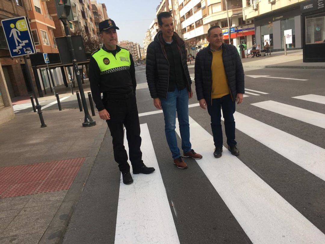 La mejora de la señalización vertical y horizontal ha comenzado en la Gran Avenida de Elda