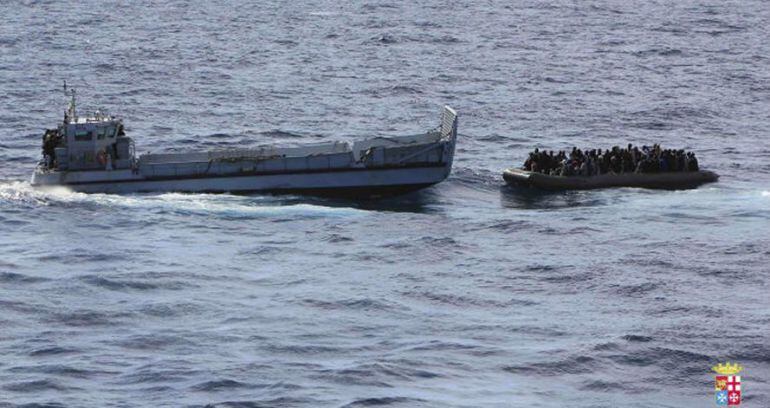 Fotografía de archivo de la Marina italiana durante un operativo de rescate cerca de las costas de Calabria.