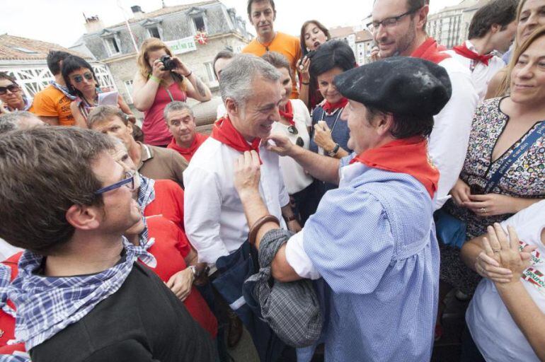 Celedón coloca el pañuelo a Urkullu ante la atenta mirada de Maroto y Urtaran