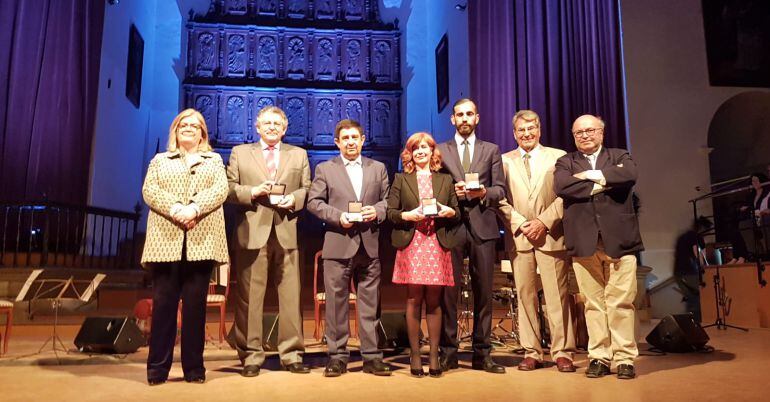 Responsables del Festival de Música y Danza de Úbeda con los premiados con la Medalla de Oro.