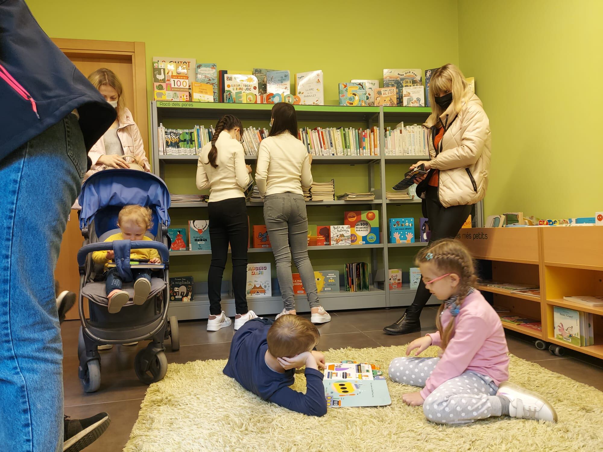 Infants arribats d'Ucraïna comencen activitats a la biblioteca de Guissona pendents d'iniciar l'escolarització
