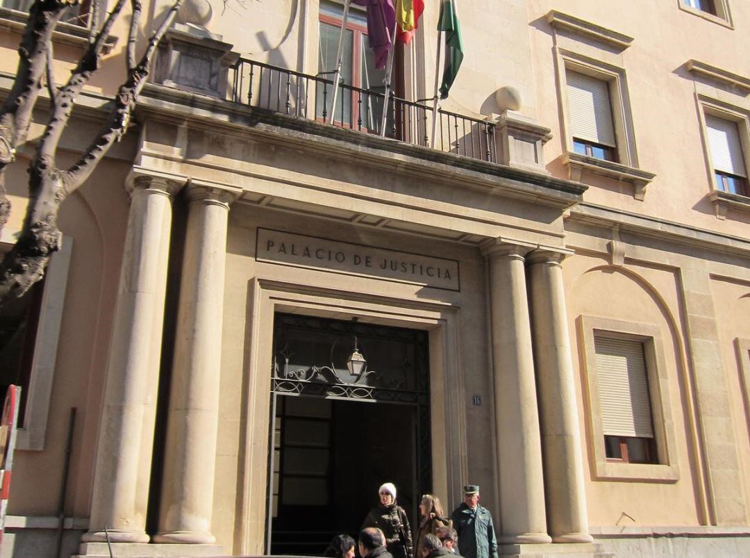 Entrada al Palacio de Justicia de Jaén.