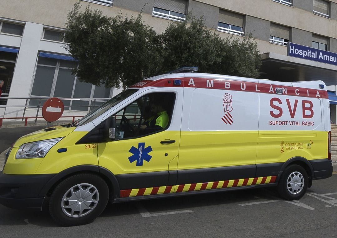 Una ambulancia frente al hospital Arnau de Vilanova de València. 