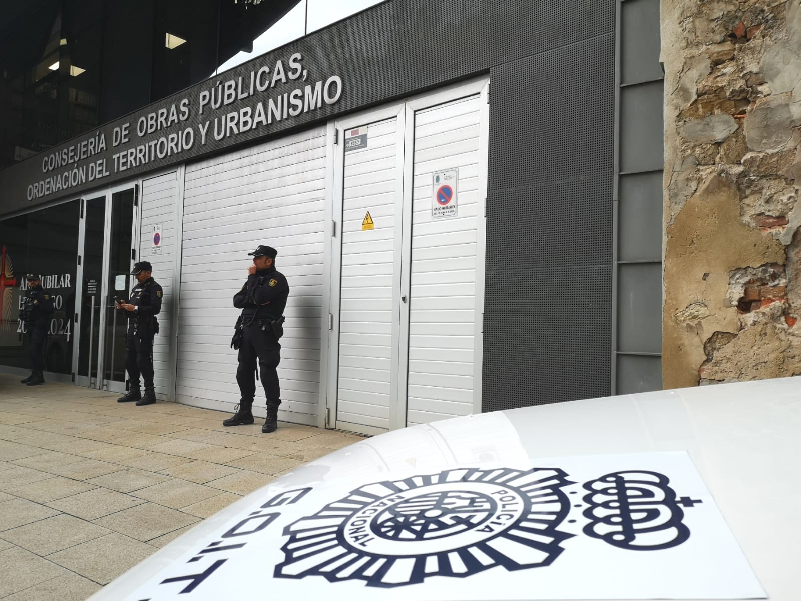 Varios policías en la entrada de la Consejería de Obras Públicas, Ordenación del Territorio y Urbanismo de Cantabria el pasado miércoles 22 de febrero.