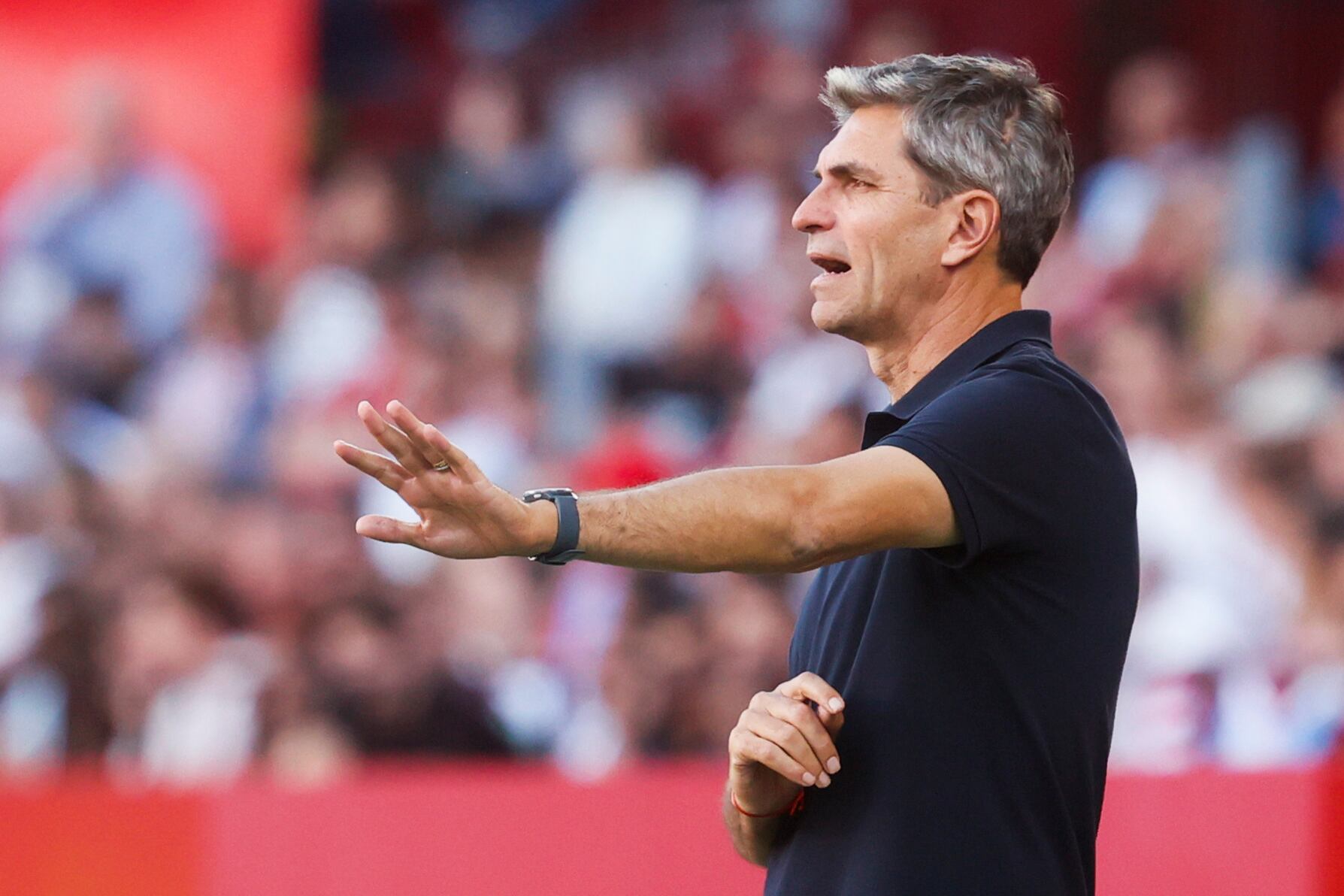 SEVILLA,15/05/2024.- El entrenador del Cádiz, el argentino Mauricio Pellegrino, durante el partido de LaLiga disputado este miércoles entre Sevilla y Cádiz, en el estadio Sanchez Pizjuan de Sevilla. EFE/José Manuel Vidal