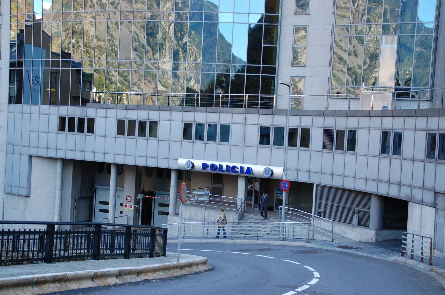 Detingut un home per agredir un policia