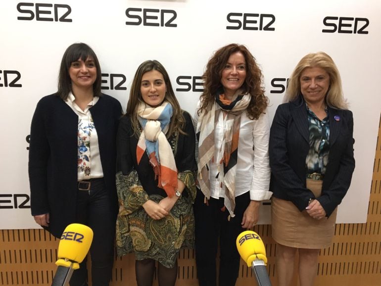 De izquierda a derecha: Isabel Soler, viceportavoz del PP en la Asamblea Regional; Lola Jiménez, secretaria de relaciones institucionales y concejal de C´s en Alcantarilla; Mari Ángeles Navarro, diputada regional de Podemos y Gloria Alarcón, vicesecretari