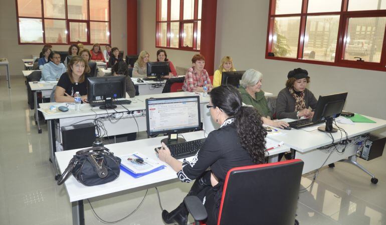 Desde Desarrollo Personal hasta Contabilidad financiera, la oferta de cursos para mujeres es abundante 