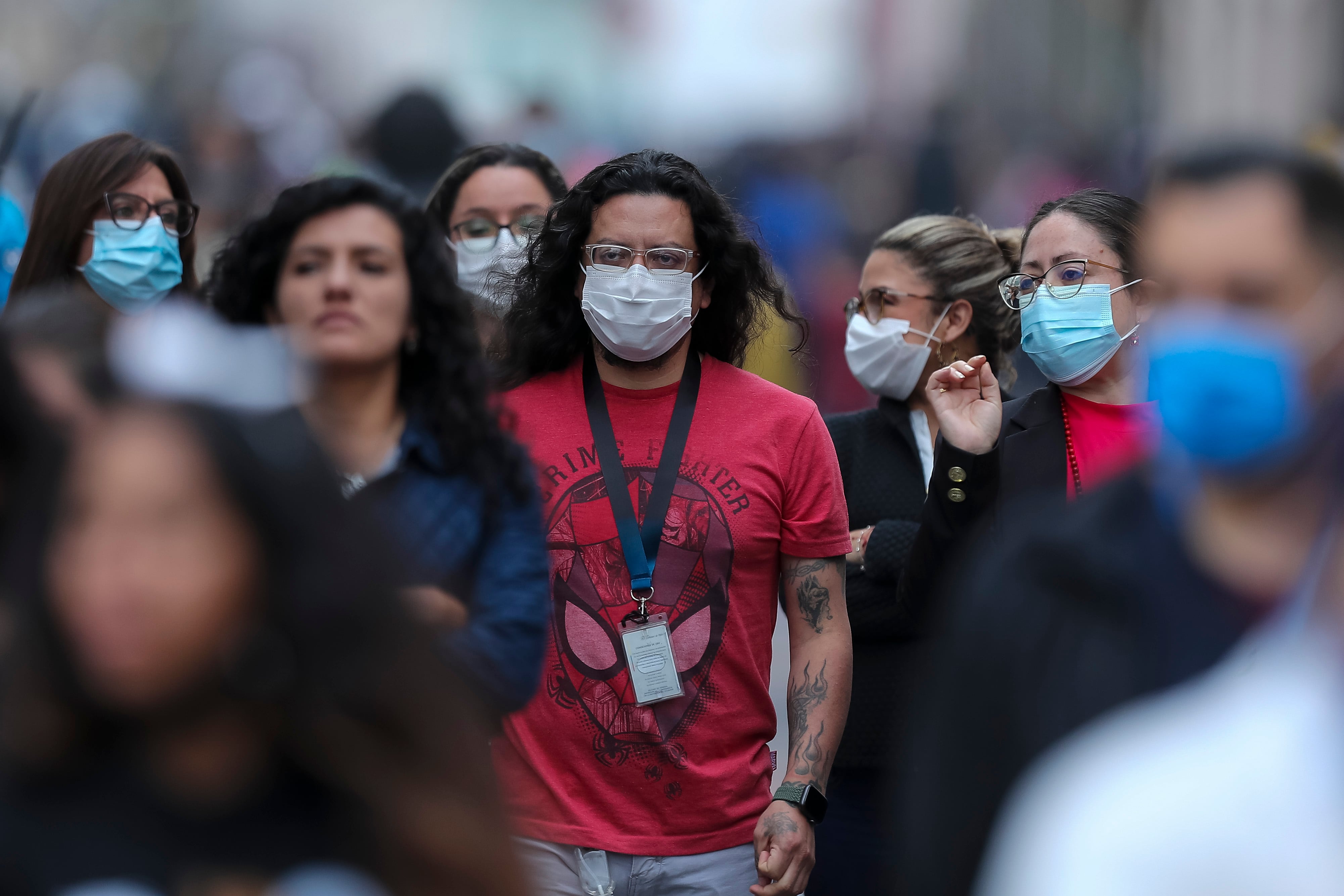 ***ACOMPAÑA CRÓNICA ECUADOR CORONAVIRUS*** QUI01. QUITO (ECUADOR), 29/04/2022.- Grupos de personas con y sin mascarillas caminan hoy, por las calles de Quito (Ecuador). Ecuador, que tuvo a Guayaquil como uno de los escenarios más dantescos de la primera ola de covid-19, vivió este viernes su primer día de eliminación de la mascarilla entre el alivio de quienes se sienten libres de no llevar tapabocas y el temor de aquellos se resisten a dejarlo por posibles nuevos rebrotes. EFE/ José Jácome
