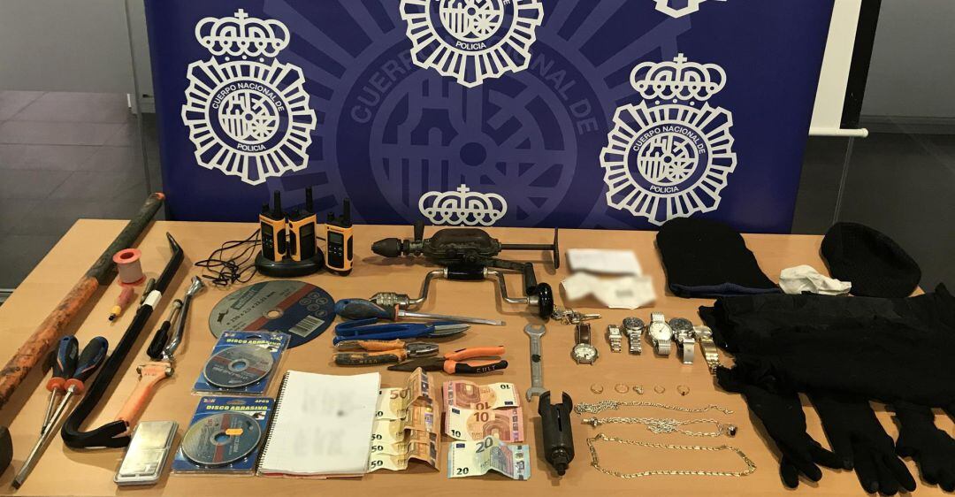 Material encontrado en el registro domiciliario del detenido por robar presuntamente en una joyería de Ibiza 