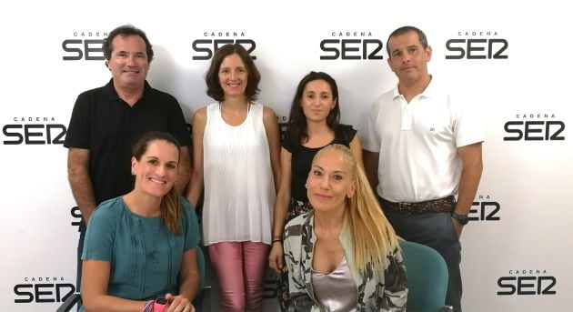 Esther Blat, Lucía Luna (de pie), María Sánchez y Gloria Soriano (sentadas) en los estudios de Radio Alicante SER