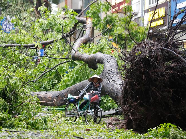Problemas en Hanoi por el paso del tifón Yagi.