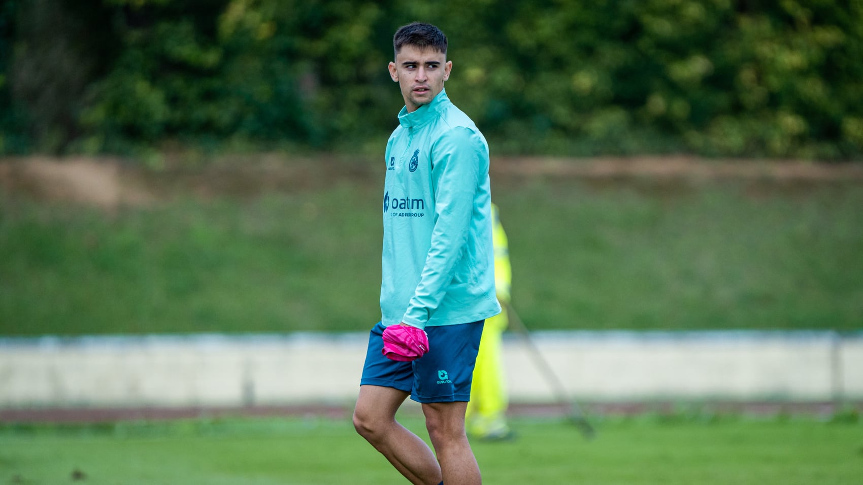 Mario García, en el campo donde entrenaba como atleta.