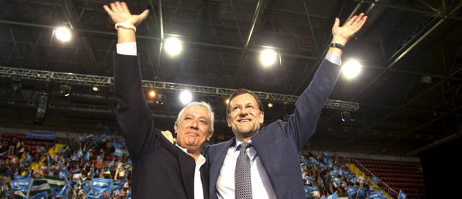 El presidente del Gobierno, Mariano Rajoy, y el presidente del PP-A y candidato a la Presidencia de la Junta de Andalucía, Javier Arenas, durante el acto político de cierre de campaña electoral en Andalucía, que se celebra esta noche en el pabellón de San