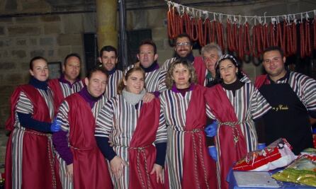 Cofrades de las Hermandad de la Oración en el Huerto y Ntro Padre Jesús de la Caída, encargados de la barra.