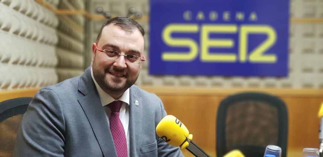 Adrián Barbón, en una imagen de archivo, en los estudios de Radio Asturias