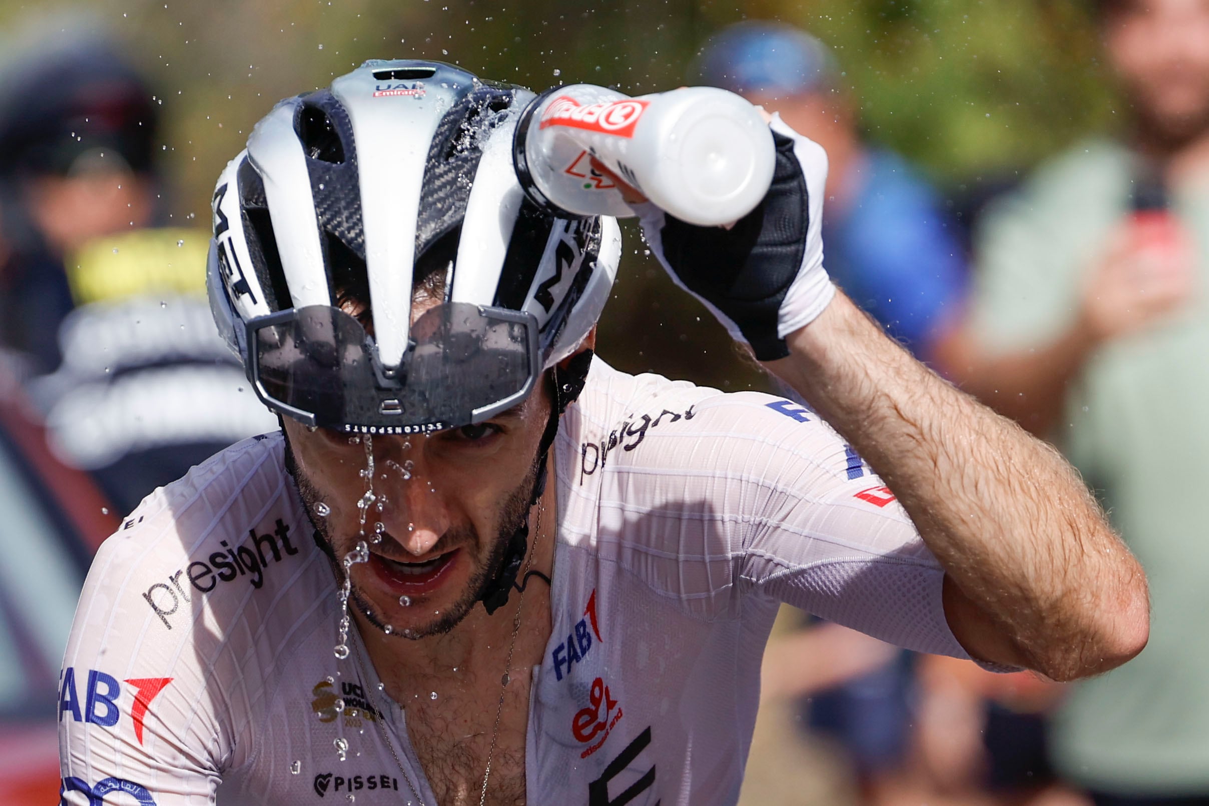 GRANADA, 25/08/2024.- El ciclista del equipo UAE Team Emirates Adam Yates cabeza de carrera durante la novena etapa de la Vuelta Ciclista a España, este domingo. El primer bloque de la 79 Vuelta ciclista a España se cierra este domingo en Granada por todo lo alto con un menú de muy alta montaña, la segunda con más desnivel acumulado con 4.370 metros, en la que ninguno de los favoritos al maillot rojo final podrá esconderse y que además no tendrá final en alto. Se trata de un recorrido de 178,5 kilómetros con salida en Motril y tres ascensos de primera categoría: el puerto de El Purche y dos pasos por el Alto de Hazallanas. EFE/ Javier Lizón
