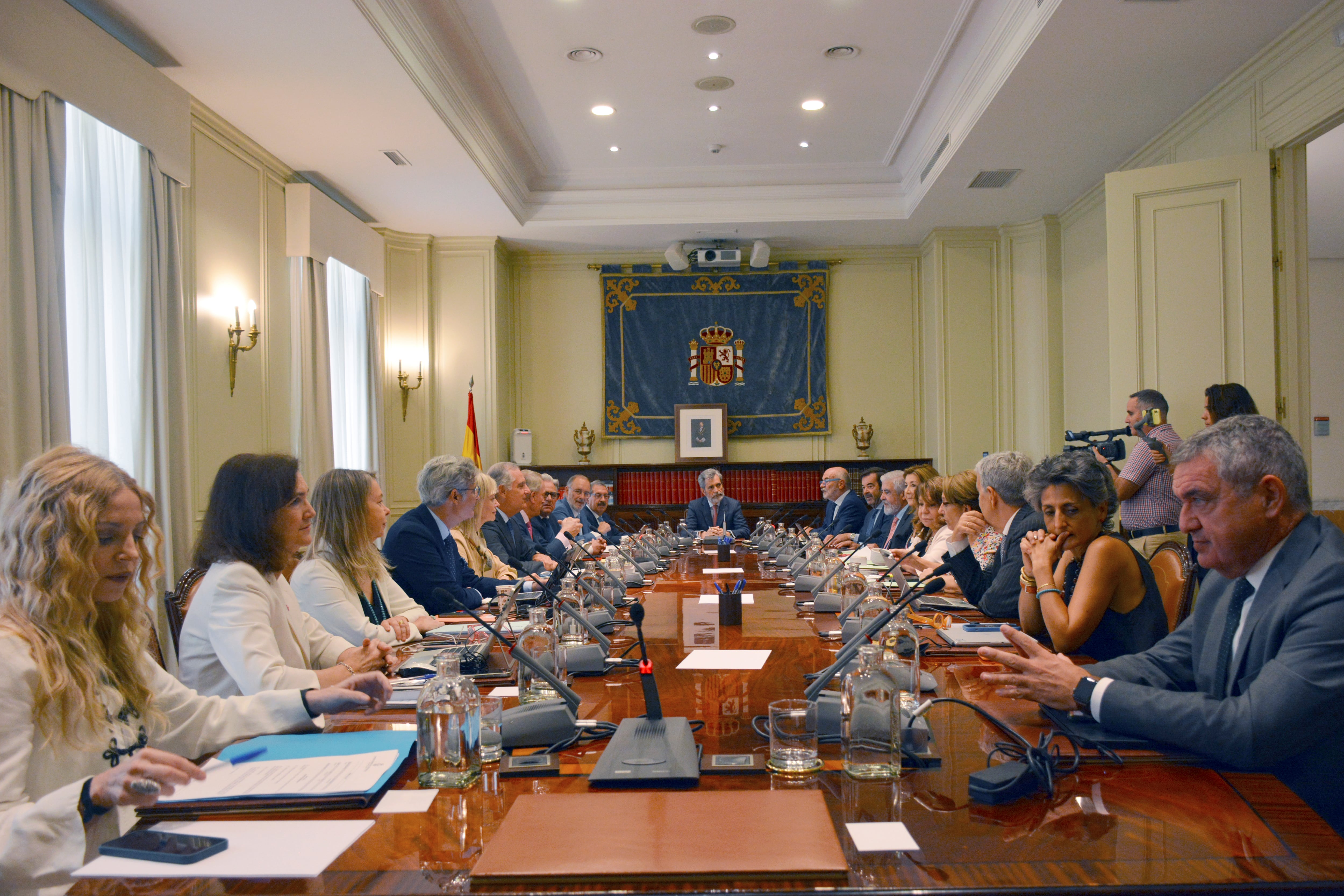 El presidente del Consejo General del Poder Judicial (CGPJ) , Carlos Lesmes (c), preside un pleno extraordinario del organismo para estudiar si nombra a los dos magistrados del Tribunal Constitucional que le corresponde designar para la renovación de este órgano.