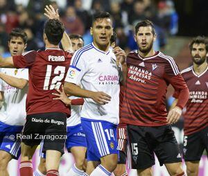 Marcelo Silva defendiendo una acción contra el Mirandés
