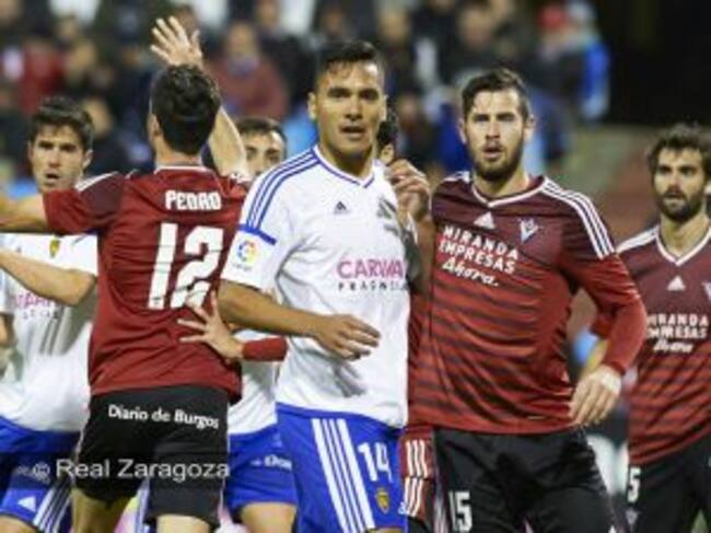 Marcelo Silva defendiendo una acción contra el Mirandés