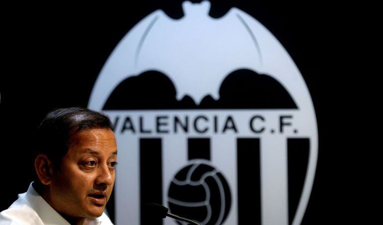 El presidente del Valencia CF, Anil Murthy, durante la rueda de prensa de presentación del nuevo fichaje del club el defensa francés Mouctar Diakhaby. El club asume que puede cerrar con pérdidas el balance de la temporada 2017-18, lo que ocurriría por ter