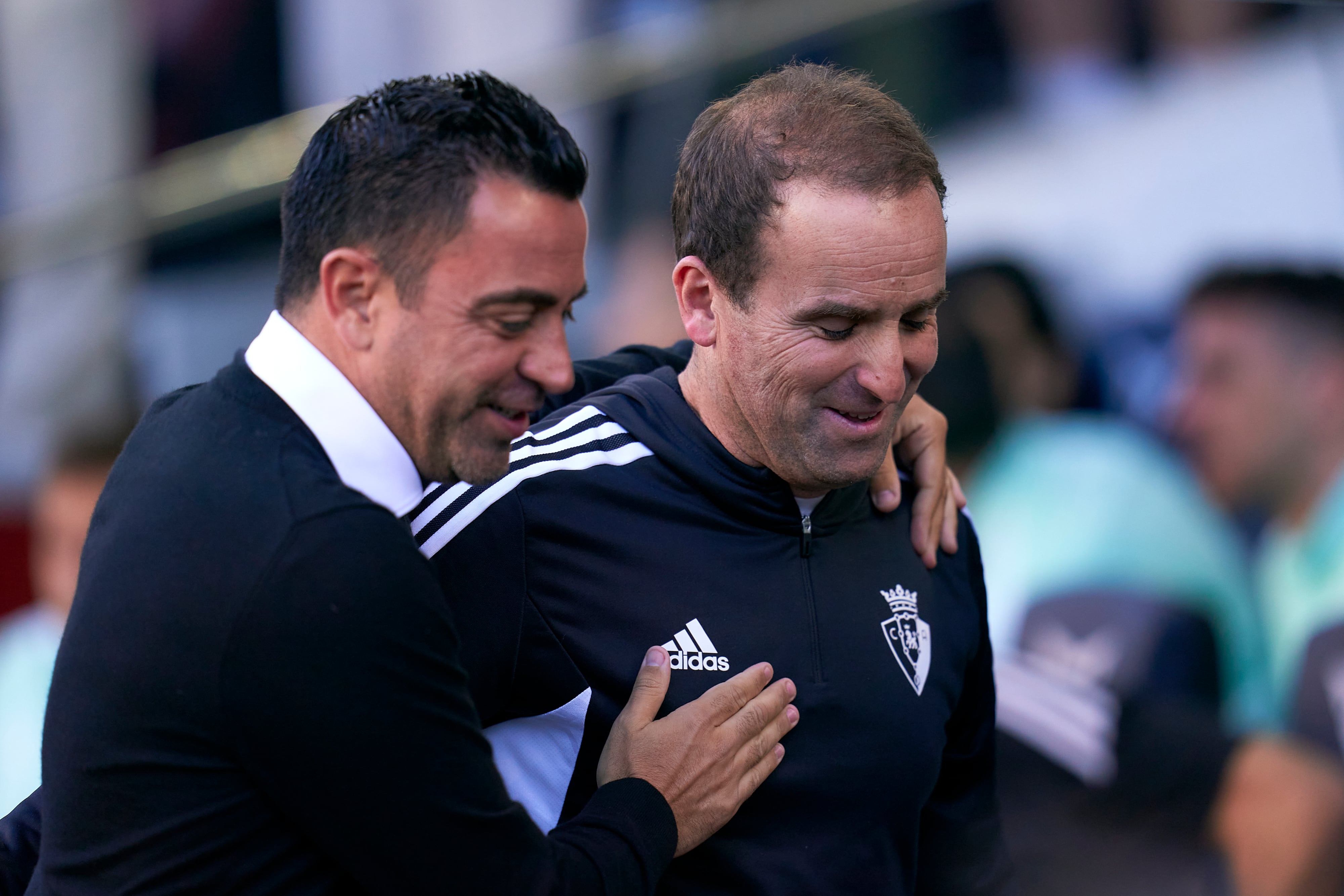 Xavi Hernández y Jagoba Arrasate en un partido entre FC Barcelona y CA Osasuna. (Photo by Pedro Salado/Quality Sport Images/Getty Images)