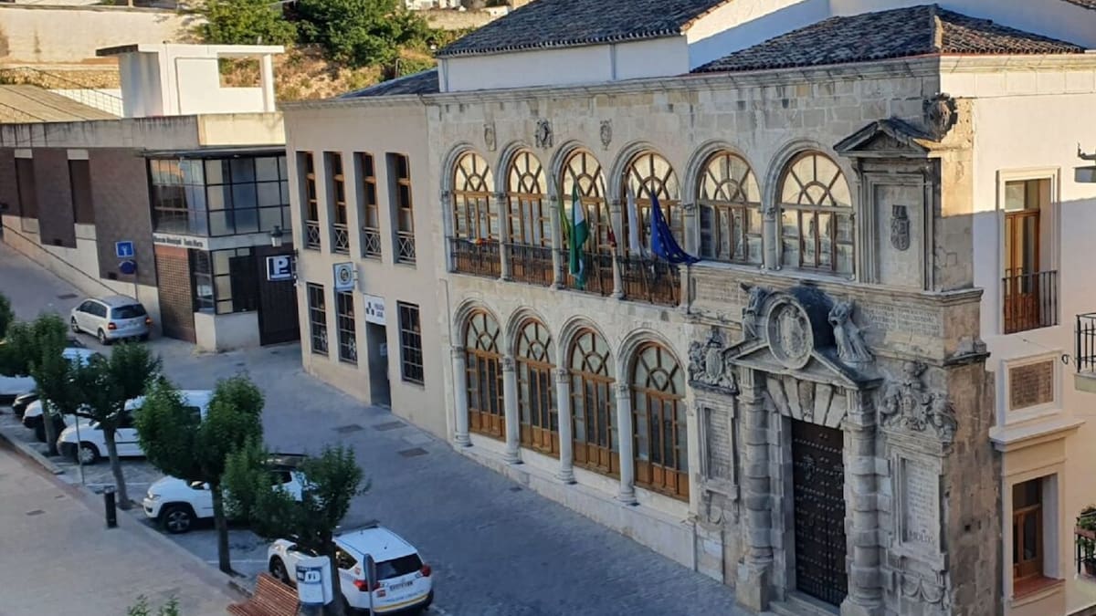 El alcalde de la localidad jiennense de Martos, Emilio Torres (PSOE), cesa a un concejal por cánticos machistas