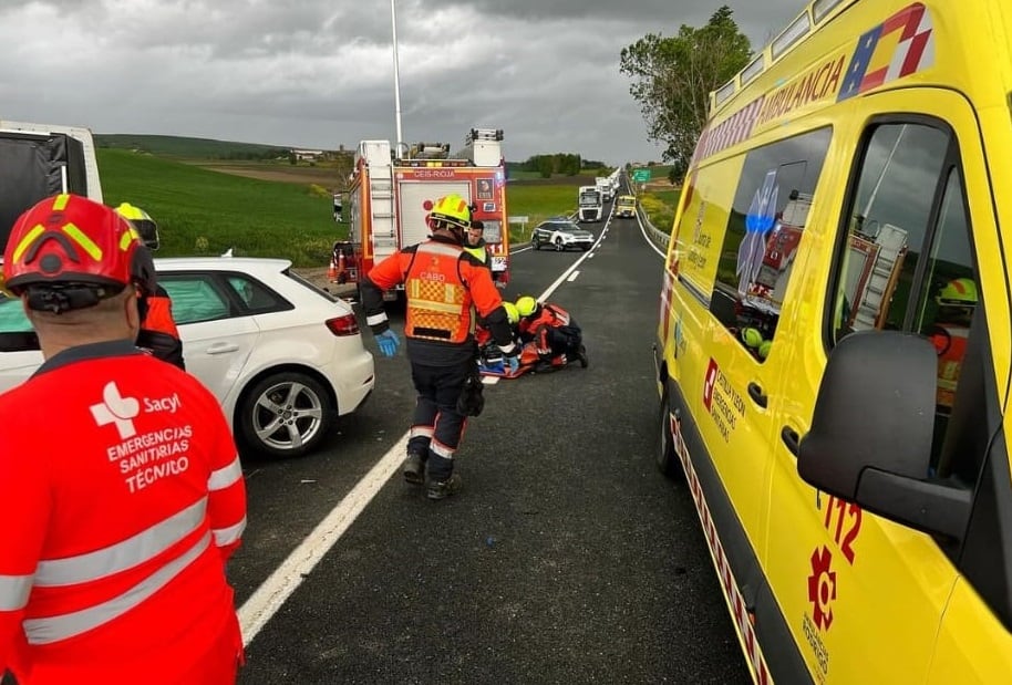 Los servicios de emergencias atienden a las víctimas en el accidente de tráfico en la carretera N-232 en Foncea (La Rioja) | Emergencias sanitarias 061