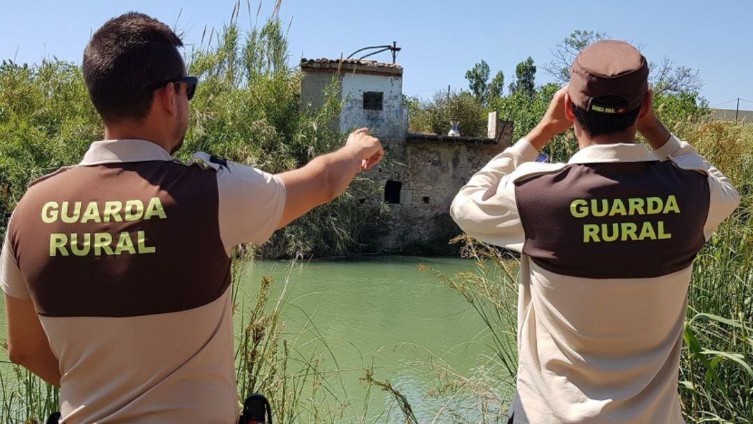 Imagen de personal de seguridad en el río Millars