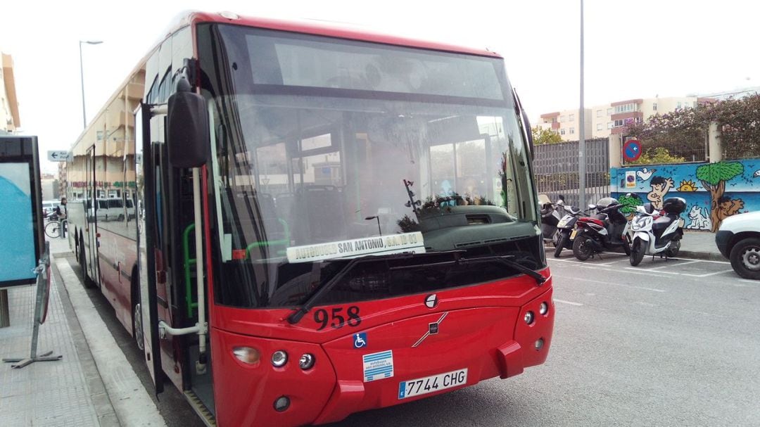 Un autobús en una de las paradas del Cetis