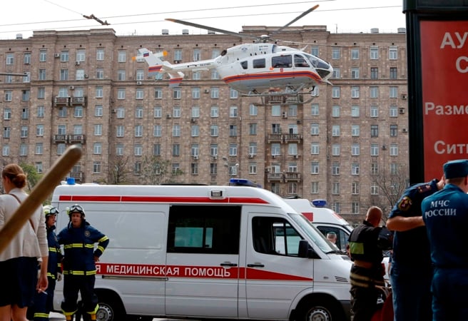 Una veintena de ambulancias además de helicópteros acuden al lugar del accidente.