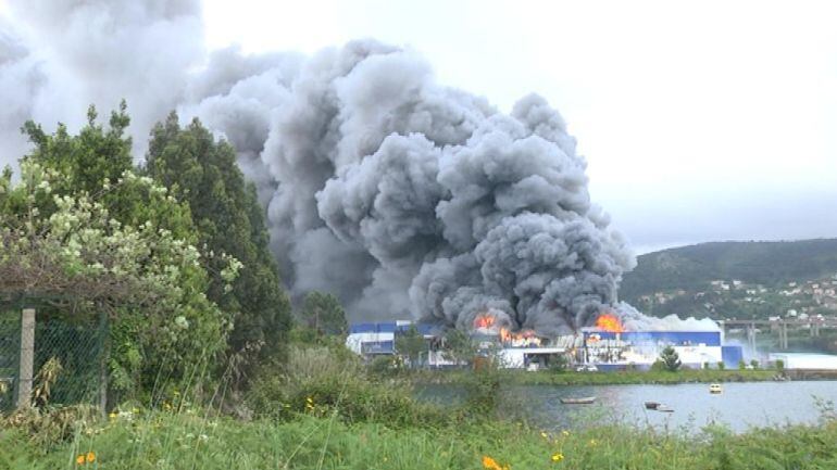 Incendio de la planta de Fandicosta en Moaña